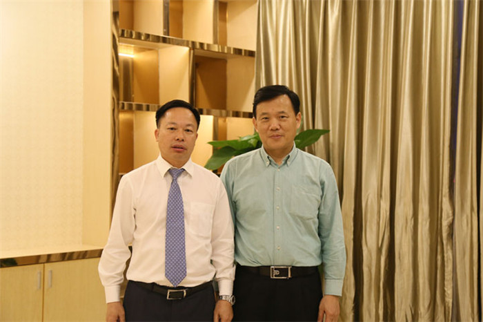 恒大材料公司董事长余伟桥与粉色视频在线下载免费完整版3公司董事长叶荣恒在“一对一”交流会上合影.jpg