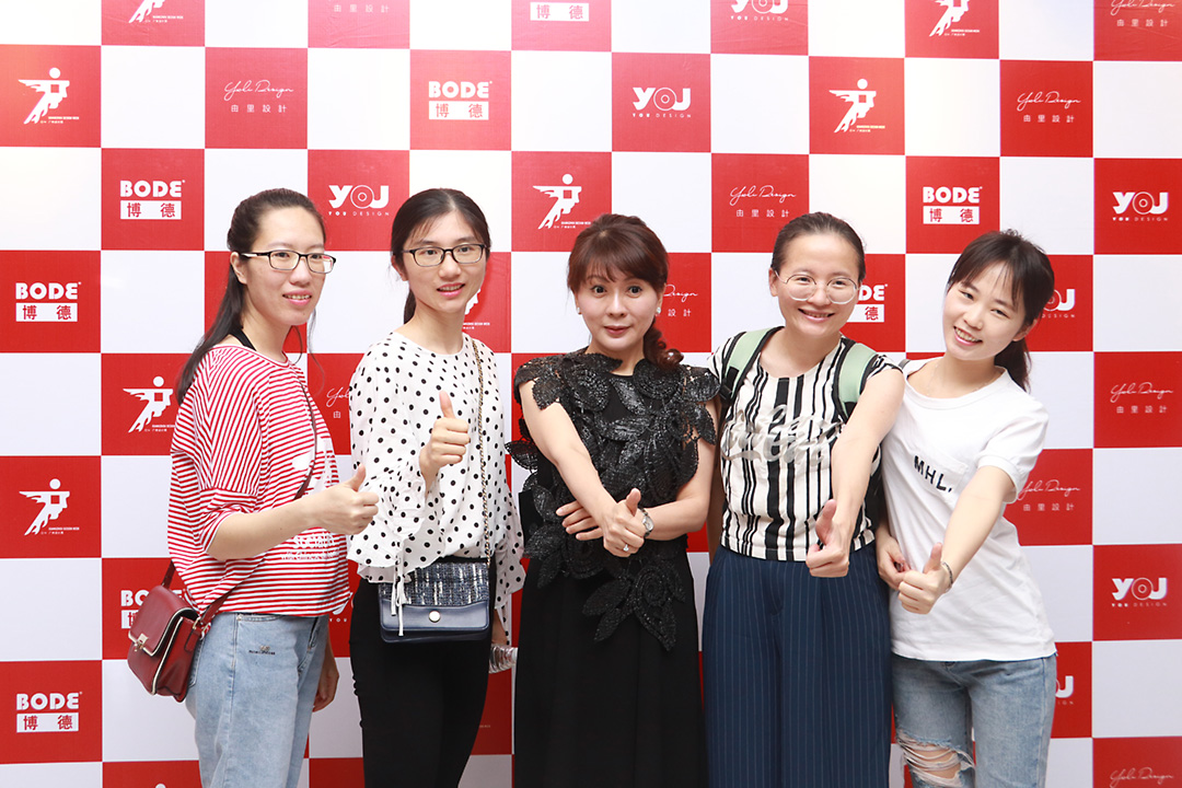 粉色视频在线下载免费完整版3设计师与傅琼慧合影